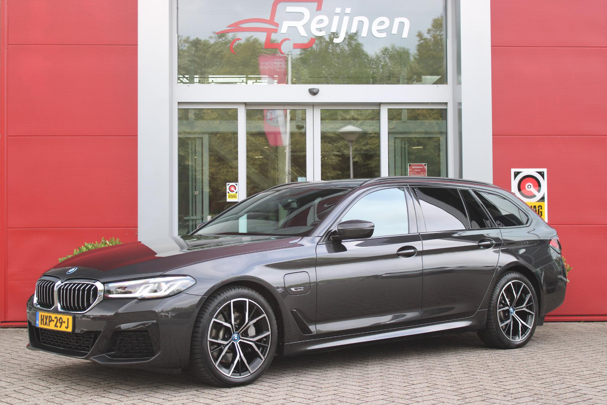 BMW 5 Serie Touring 530e xDrive 293PK HIGH EXECUTIVE M SPORT | DYNAMISCHE DEMPING | COMFORT ACCESS | WARMTEWEREND GLAS | ADAPTIEVE LED KOPLAMPEN | PARKEERSENSOREN VOOR EN ACHTER | ACHTERUITRIJ CAMERA | DRAADLOZE TELEFOONLADER | DRAADLOZE APPLE CARPLAY/ANDROID AUTO | NAVIGATIE BMW LIVE PROFESSIONAL | VOORSTOELEN DEELS ELEKTRISCH VERSTELBAAR | STOELVERWARMING | AMBIENTE VERLICHTING | DAB+ RADIO | M-HIGH GLOSS SHADOW LINE | ELEKTRISCH BEDIENBARE ACHTERKLEP |
