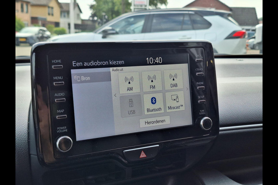 Toyota Yaris 1.5 Hybrid Style Bi-Tone | 17 inch, Stoelverwarming, Half Leer, Keyless, Privcay Glass, Apple CarPlay/Android auto