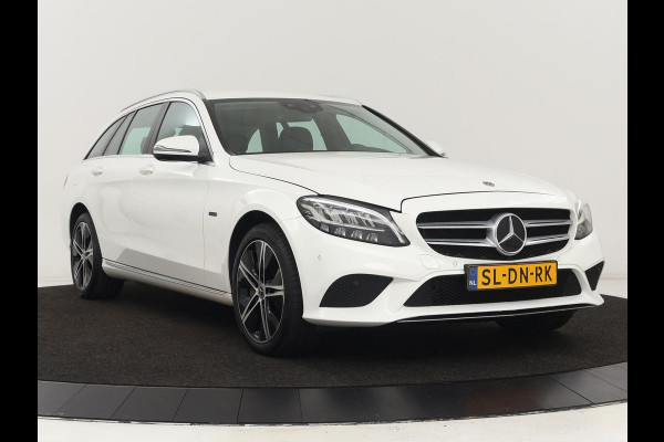 Mercedes-Benz C-Klasse 300e Avantgarde | Trekhaak | Adaptive cruise | Leder | Stoelverwarming | Carplay | Park Assist | Camera | Navigatie | Full LED