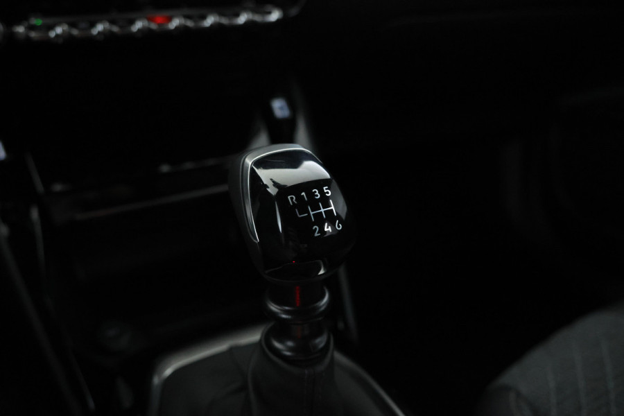 Peugeot 2008 1.2 PureTech 100 Allure Fabrieksgarantie, Apple carplay, Navigatie,