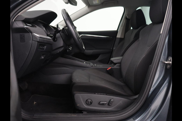 Škoda Octavia 1.0 e-TSI Business Edition | Stoelverwarming | Trekhaak | Head-Up | Memory | Camera | Carplay | Sfeerverlichting | Navigatie | Side Assist | Virtual Cockpit