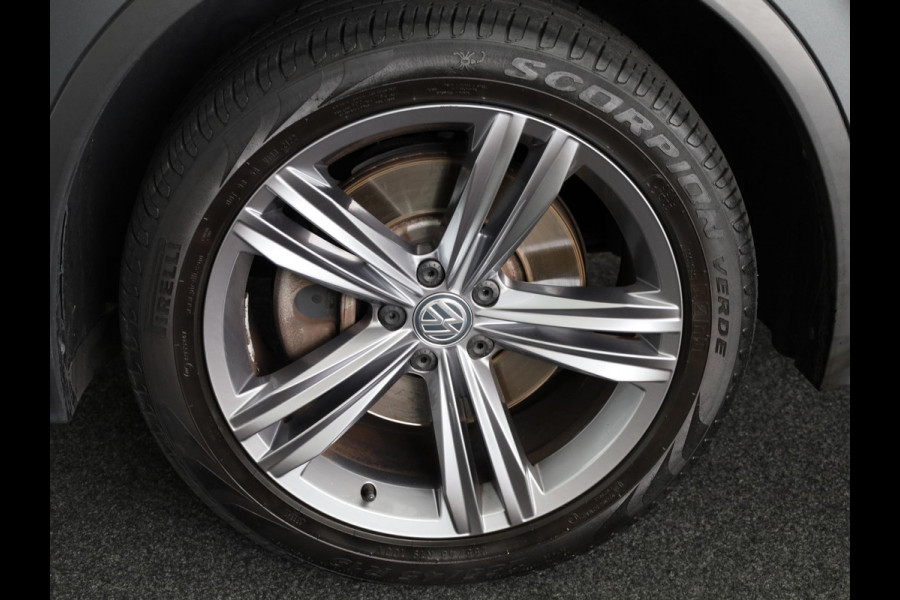 Volkswagen Tiguan 2.0 TSI 4Motion Highline Business R 190 PK | Automaat (DSG) | wegklapbare trekhaak | Panoramadak | Led | Digitaal dashboard