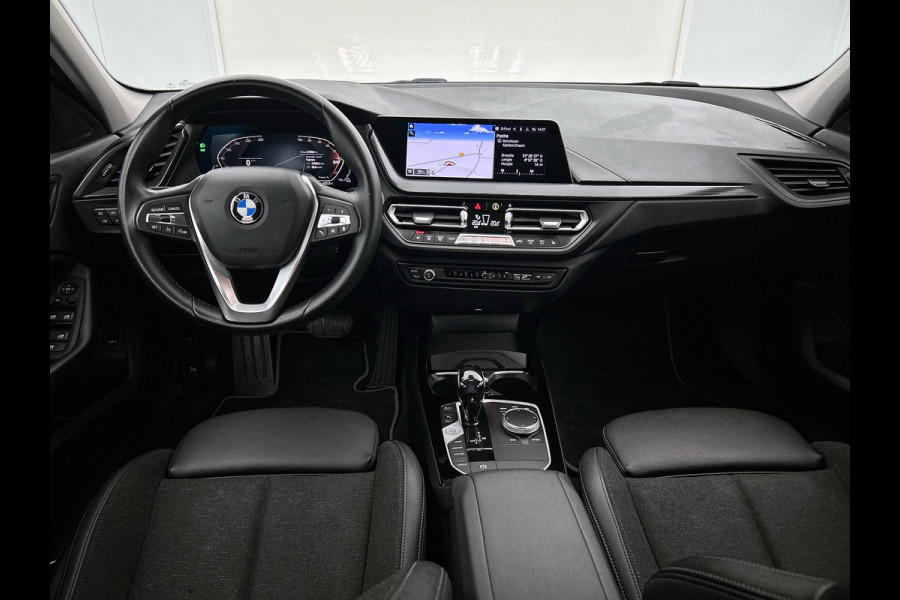 BMW 1-serie 120i Business Edition Plus(Carplay, Camera, Elektrische Stoelen, Head-up, SfeerV, StoelV, PDC V+A, Etc)