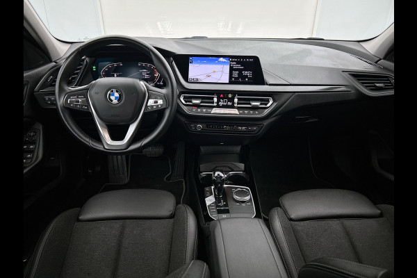 BMW 1-serie 120i Business Edition Plus(Carplay, Camera, Elektrische Stoelen, Head-up, SfeerV, StoelV, PDC V+A, Etc)