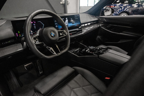 BMW 5 Serie Touring 540d xDrive *M-Sport Pro / Bowers & Wilkins / Panorama / Actieve-Stoelventilatie / Standverwarming / Surround-View*