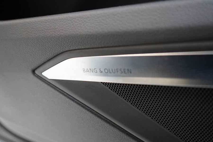 Audi Q8 e-tron 55 quattro 408pk S Edition 115 kWh | Head-Up | BTW | Panoramadak | Leder | Keyless | Trekhaak afn. | B&O Audi Q8 e-tron 55 quattro 408pk S Edition 115 kWh | Head-Up | BTW | Panoramadak | Leder | Keyless | Trekhaak afn. | B&O