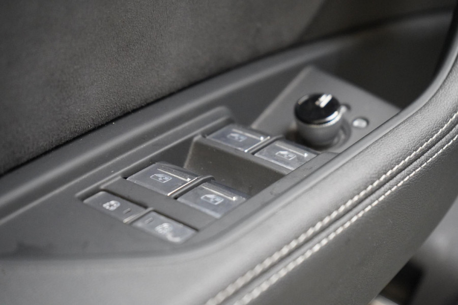 Audi Q8 e-tron 55 quattro 408pk S Edition 115 kWh | Head-Up | BTW | Panoramadak | Leder | Keyless | Trekhaak afn. | B&O Audi Q8 e-tron 55 quattro 408pk S Edition 115 kWh | Head-Up | BTW | Panoramadak | Leder | Keyless | Trekhaak afn. | B&O