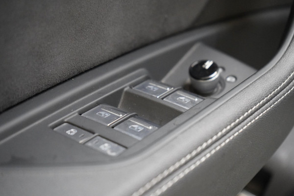 Audi Q8 e-tron 55 quattro 408pk S Edition 115 kWh | Head-Up | BTW | Panoramadak | Leder | Keyless | Trekhaak afn. | B&O Audi Q8 e-tron 55 quattro 408pk S Edition 115 kWh | Head-Up | BTW | Panoramadak | Leder | Keyless | Trekhaak afn. | B&O