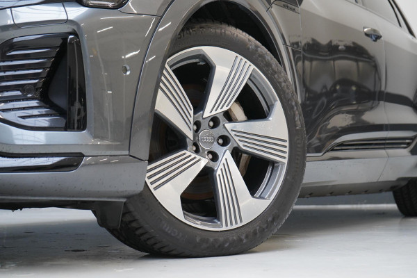 Audi Q8 e-tron 55 quattro 408pk S Edition 115 kWh | Head-Up | BTW | Panoramadak | Leder | Keyless | Trekhaak afn. | B&O Audi Q8 e-tron 55 quattro 408pk S Edition 115 kWh | Head-Up | BTW | Panoramadak | Leder | Keyless | Trekhaak afn. | B&O