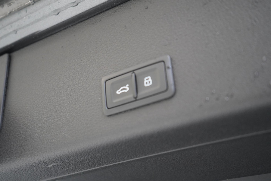 Audi Q8 e-tron 55 quattro 408pk S Edition 115 kWh | Head-Up | BTW | Panoramadak | Leder | Keyless | Trekhaak afn. | B&O Audi Q8 e-tron 55 quattro 408pk S Edition 115 kWh | Head-Up | BTW | Panoramadak | Leder | Keyless | Trekhaak afn. | B&O