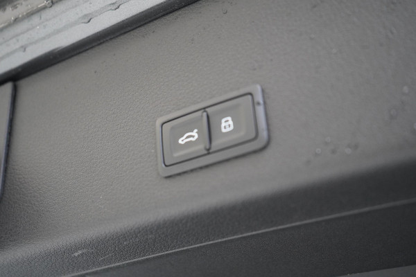 Audi Q8 e-tron 55 quattro 408pk S Edition 115 kWh | Head-Up | BTW | Panoramadak | Leder | Keyless | Trekhaak afn. | B&O Audi Q8 e-tron 55 quattro 408pk S Edition 115 kWh | Head-Up | BTW | Panoramadak | Leder | Keyless | Trekhaak afn. | B&O