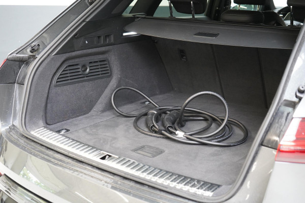 Audi Q8 e-tron 55 quattro 408pk S Edition 115 kWh | Head-Up | BTW | Panoramadak | Leder | Keyless | Trekhaak afn. | B&O Audi Q8 e-tron 55 quattro 408pk S Edition 115 kWh | Head-Up | BTW | Panoramadak | Leder | Keyless | Trekhaak afn. | B&O