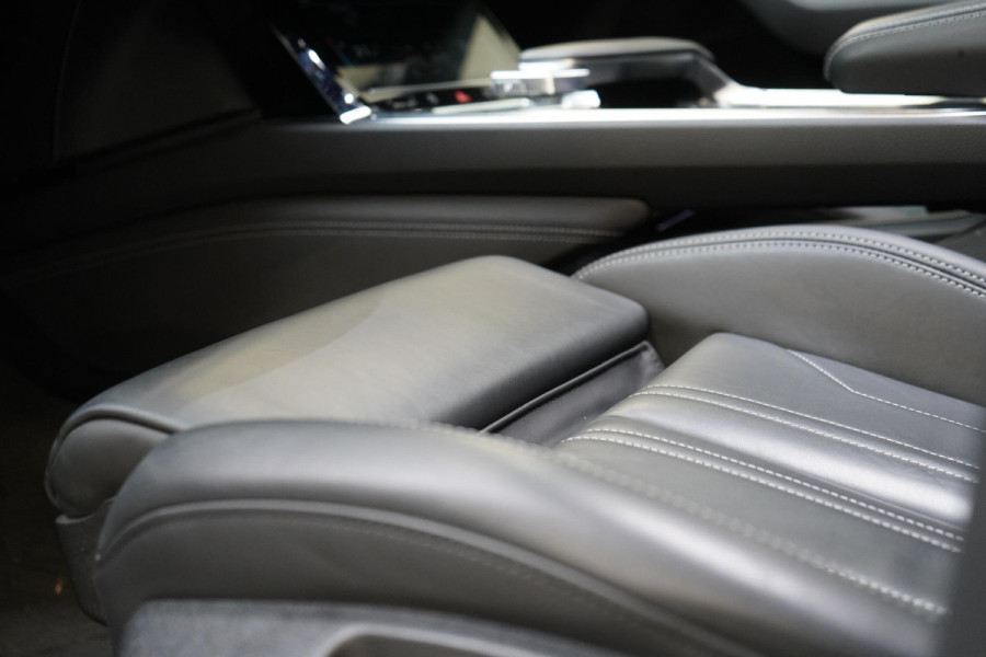Audi Q8 e-tron 55 quattro 408pk S Edition 115 kWh | Head-Up | BTW | Panoramadak | Leder | Keyless | Trekhaak afn. | B&O Audi Q8 e-tron 55 quattro 408pk S Edition 115 kWh | Head-Up | BTW | Panoramadak | Leder | Keyless | Trekhaak afn. | B&O