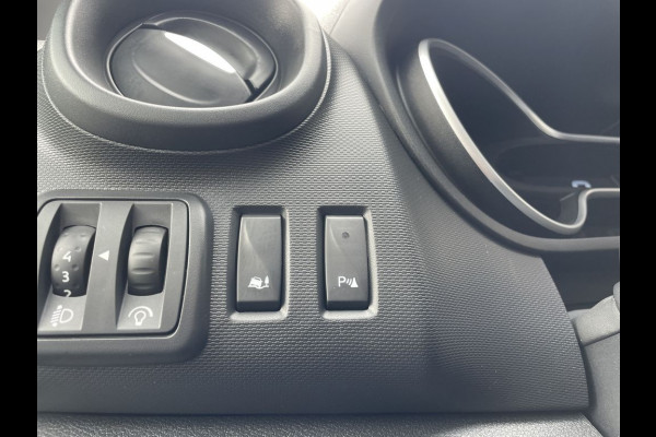 Renault Trafic 2.0 dCi 120pk E6 R-link 3-zits Lease €246 p/m Airco, Navi, PDC, Trekhaak, Imperiaal, Cruise controle, onderhoudshistorie aanwezig