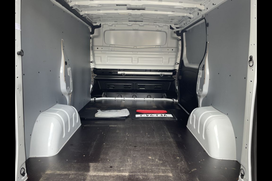Renault Trafic 2.0 dCi 120pk E6 R-link 3-zits Lease €246 p/m Airco, Navi, PDC, Trekhaak, Imperiaal, Cruise controle, onderhoudshistorie aanwezig