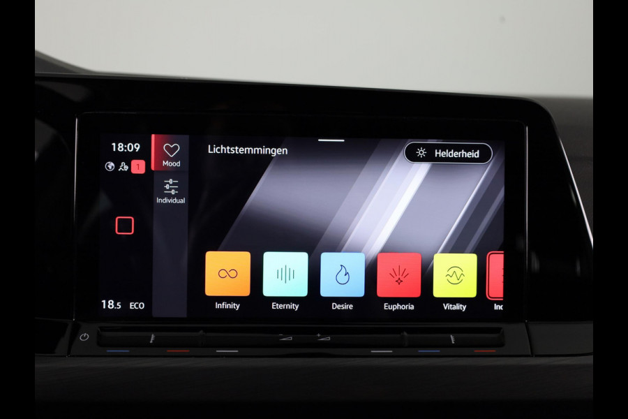 Volkswagen Golf 1.4 eHybrid Style 204 PK | Automaat | Navigatie | Led | Parkeersensoren