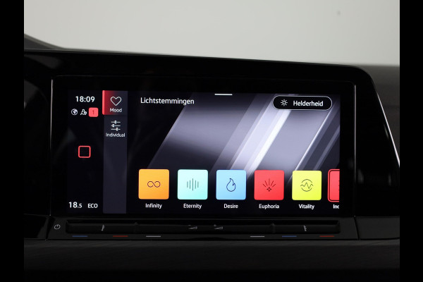 Volkswagen Golf 1.4 eHybrid Style 204 PK | Automaat | Navigatie | Led | Parkeersensoren