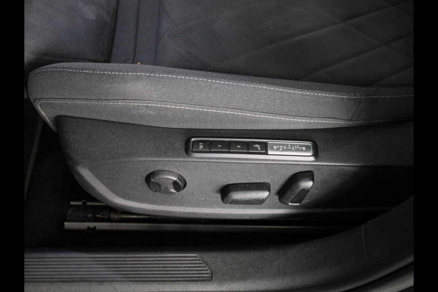Volkswagen Golf 1.4 eHybrid Style 204 PK | Automaat | Navigatie | Led | Parkeersensoren