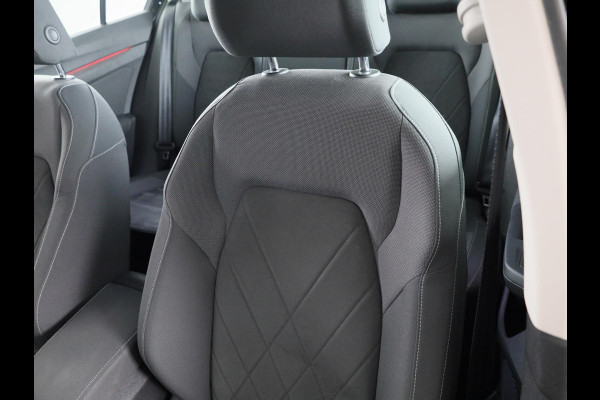 Volkswagen Golf 1.4 eHybrid Style 204 PK | Automaat | Navigatie | Led | Parkeersensoren