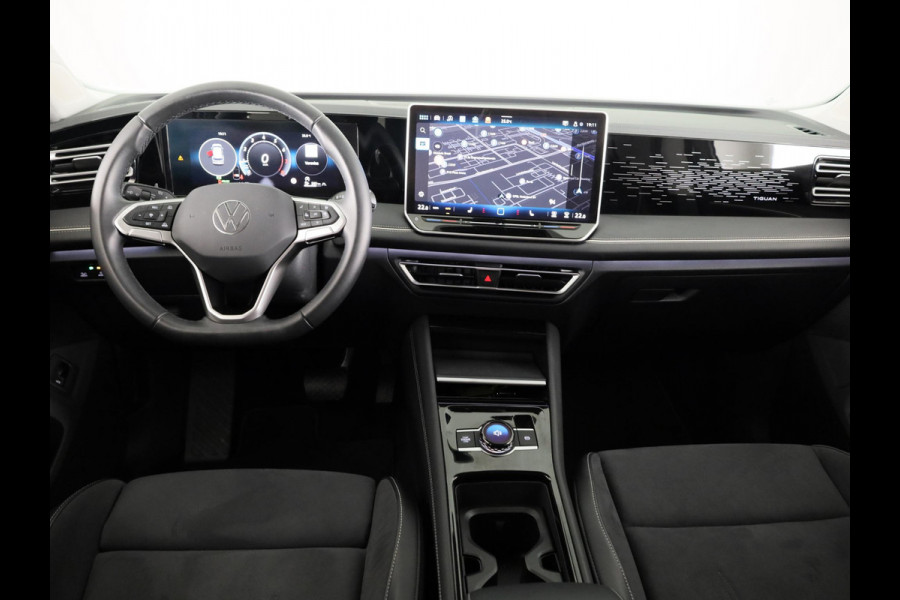 Volkswagen Tiguan 1.5 eTSI Elegance 150 pk Automaat (DSG) | Navigatie | Elektr. trekhaak | Parkeersensoren (Park assist) | Rondomzicht camera | Matrix LED koplampen |