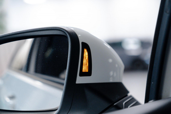 Volkswagen Golf 1.5 eTSI 3x R-Line Pano|IQ|ACC|AppleCarplay|Trekhaak