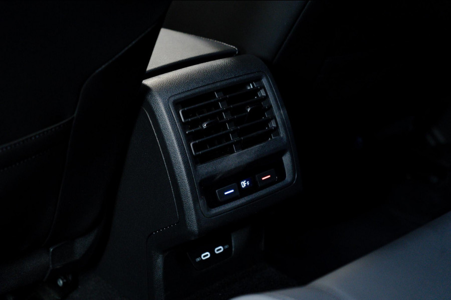 Volkswagen Golf 1.5 eTSI 3x R-Line Pano|IQ|ACC|AppleCarplay|Trekhaak