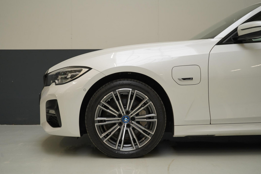 BMW 3 Serie Touring 330e Business Edition Plus | Adaptive cruise | Trekhaak wegkl. | Navigatie | Camera | Apple Carplay