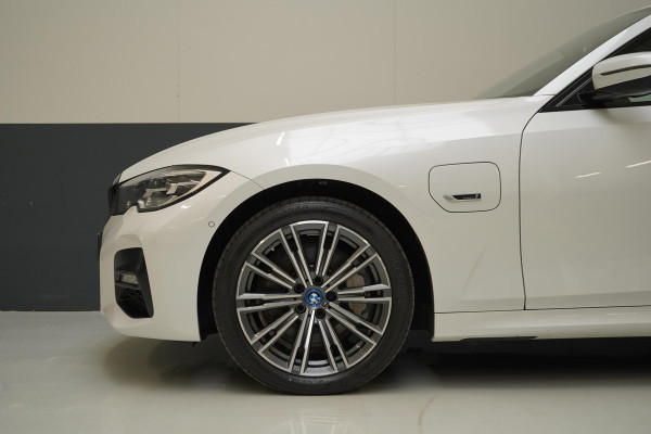 BMW 3 Serie Touring 330e Business Edition Plus | Adaptive cruise | Trekhaak wegkl. | Navigatie | Camera | Apple Carplay