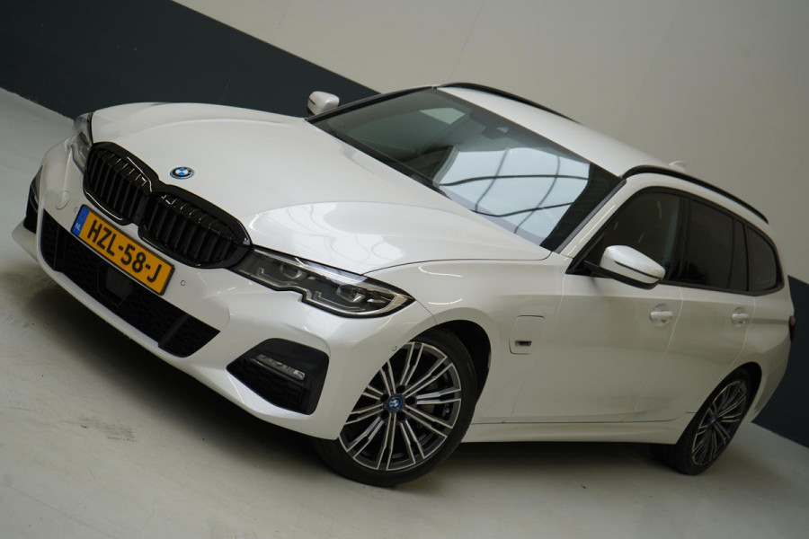 BMW 3 Serie Touring 330e Business Edition Plus | Adaptive cruise | Trekhaak wegkl. | Navigatie | Camera | Apple Carplay