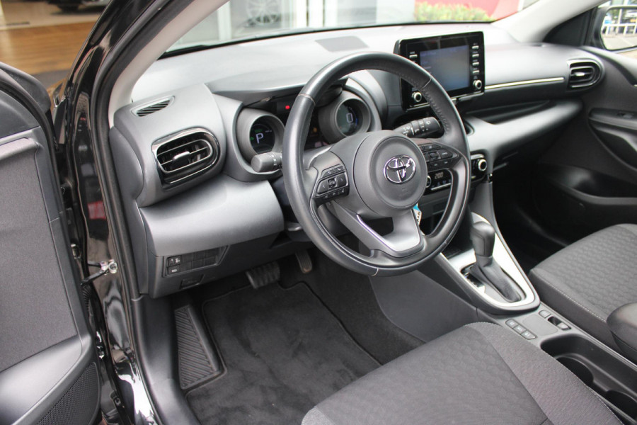 Toyota Yaris 1.5 Hybrid 115PK DYNAMIC | ACHTERUITRIJ CAMERA | ADAPTIVE CRUISE CONTROL | ELEKTRISCHE RAMEN VOOR  / ACHTER | DAB+ RADIO | APPLE CARPLAY / ANDROID AUTO | CLIMATE CONTROL | ALL SEASONS BANDEN | LED VERLICHTING | MISTLAMPEN VOOR |