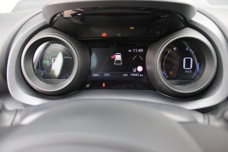 Toyota Yaris 1.5 Hybrid 115PK DYNAMIC | ACHTERUITRIJ CAMERA | ADAPTIVE CRUISE CONTROL | ELEKTRISCHE RAMEN VOOR  / ACHTER | DAB+ RADIO | APPLE CARPLAY / ANDROID AUTO | CLIMATE CONTROL | ALL SEASONS BANDEN | LED VERLICHTING | MISTLAMPEN VOOR |