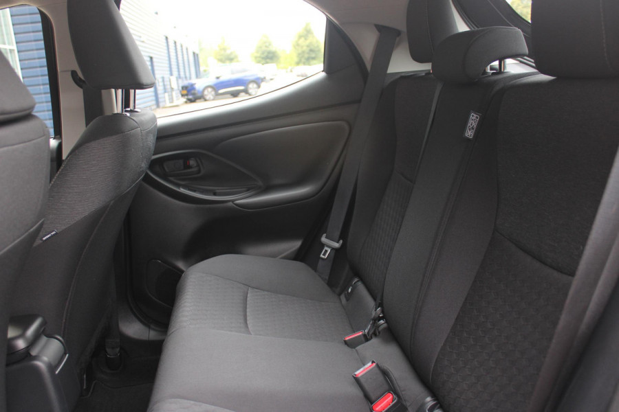 Toyota Yaris 1.5 Hybrid 115PK DYNAMIC | ACHTERUITRIJ CAMERA | ADAPTIVE CRUISE CONTROL | ELEKTRISCHE RAMEN VOOR  / ACHTER | DAB+ RADIO | APPLE CARPLAY / ANDROID AUTO | CLIMATE CONTROL | ALL SEASONS BANDEN | LED VERLICHTING | MISTLAMPEN VOOR |