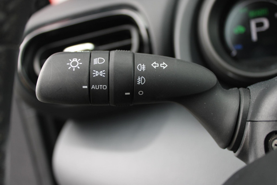 Toyota Yaris 1.5 Hybrid 115PK DYNAMIC | ACHTERUITRIJ CAMERA | ADAPTIVE CRUISE CONTROL | ELEKTRISCHE RAMEN VOOR  / ACHTER | DAB+ RADIO | APPLE CARPLAY / ANDROID AUTO | CLIMATE CONTROL | ALL SEASONS BANDEN | LED VERLICHTING | MISTLAMPEN VOOR |