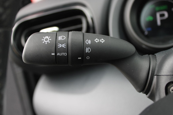 Toyota Yaris 1.5 Hybrid 115PK DYNAMIC | ACHTERUITRIJ CAMERA | ADAPTIVE CRUISE CONTROL | ELEKTRISCHE RAMEN VOOR  / ACHTER | DAB+ RADIO | APPLE CARPLAY / ANDROID AUTO | CLIMATE CONTROL | ALL SEASONS BANDEN | LED VERLICHTING | MISTLAMPEN VOOR |