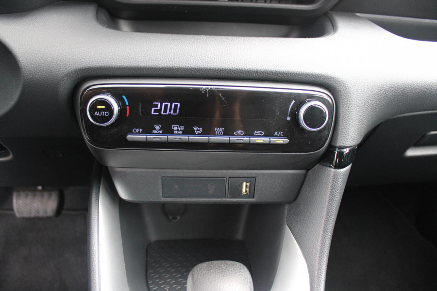Toyota Yaris 1.5 Hybrid 115PK DYNAMIC | ACHTERUITRIJ CAMERA | ADAPTIVE CRUISE CONTROL | ELEKTRISCHE RAMEN VOOR  / ACHTER | DAB+ RADIO | APPLE CARPLAY / ANDROID AUTO | CLIMATE CONTROL | ALL SEASONS BANDEN | LED VERLICHTING | MISTLAMPEN VOOR |