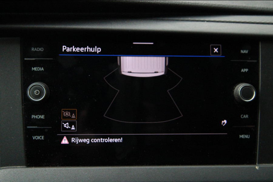 Volkswagen Transporter 2.0 TDI L2H1 150PK / App connect / Navi / Trekhaak / Cruise
