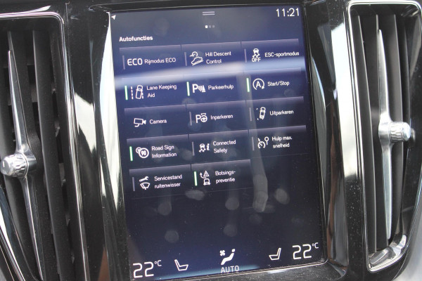 Volvo XC60 T5 AWD 250pk Automaat Momentum Navigatie / Panoramisch schuif-kanteldak / Apple Carplay / Semi elektrisch wegklapbare trekhaak / Lederen bekleding / Cruise Control