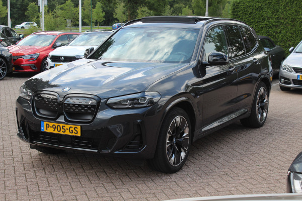 BMW iX3 High Executive 80 kWh / SoH 98.4% / Trekhaak / Panoramadak / 360Camera / Head-up / 20'' / Leder / Harman Kardon / Sfeerverlichting / Dodehoek / DAB / Stuur+Stoelverwarming / ACC