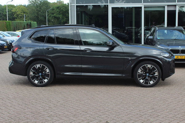 BMW iX3 High Executive 80 kWh / SoH 98.4% / Trekhaak / Panoramadak / 360Camera / Head-up / 20'' / Leder / Harman Kardon / Sfeerverlichting / Dodehoek / DAB / Stuur+Stoelverwarming / ACC