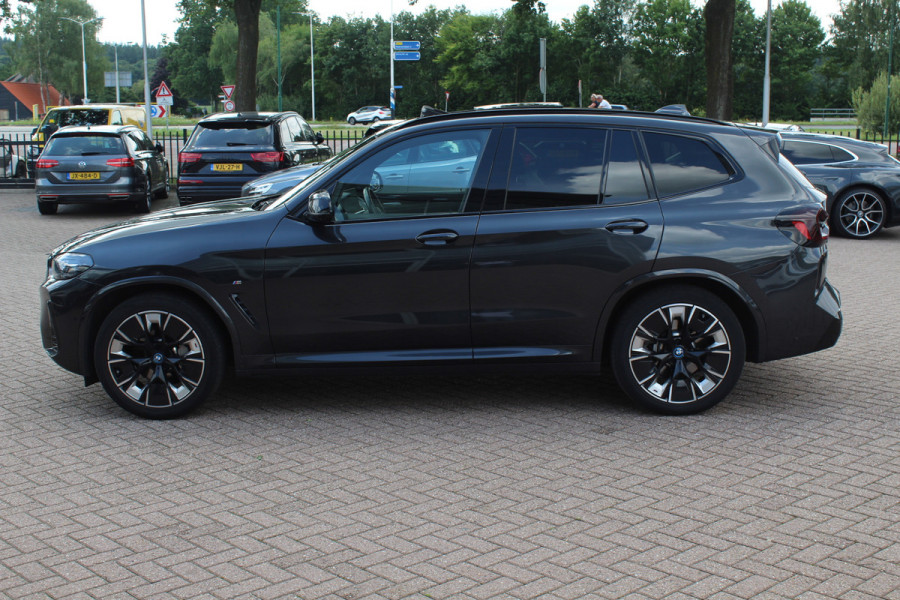 BMW iX3 High Executive 80 kWh / SoH 98.4% / Trekhaak / Panoramadak / 360Camera / Head-up / 20'' / Leder / Harman Kardon / Sfeerverlichting / Dodehoek / DAB / Stuur+Stoelverwarming / ACC