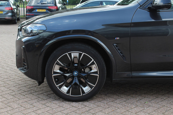 BMW iX3 High Executive 80 kWh / SoH 98.4% / Trekhaak / Panoramadak / 360Camera / Head-up / 20'' / Leder / Harman Kardon / Sfeerverlichting / Dodehoek / DAB / Stuur+Stoelverwarming / ACC