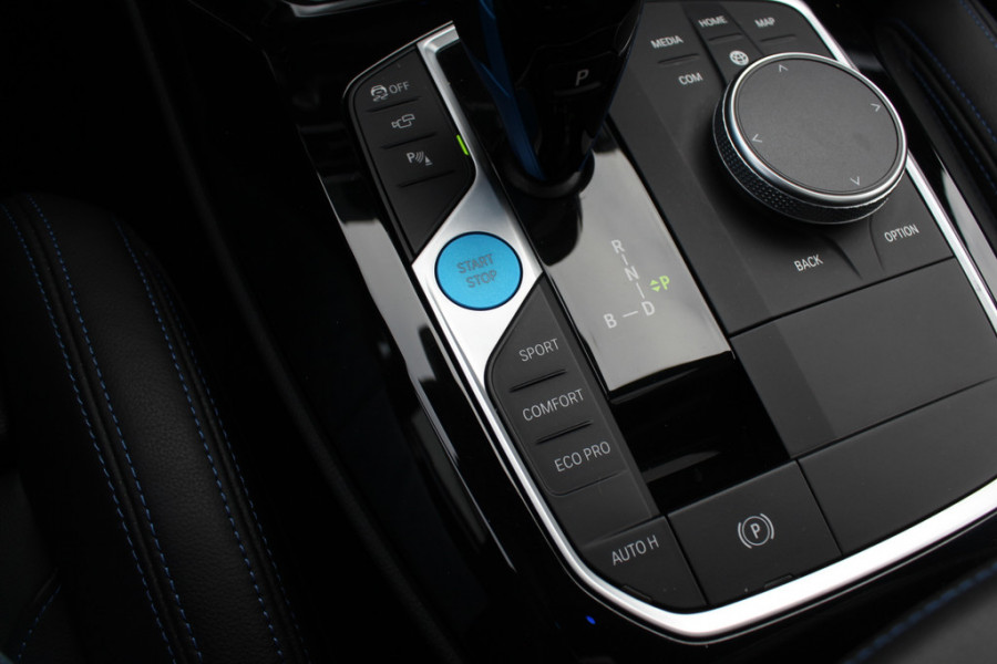 BMW iX3 High Executive 80 kWh / SoH 98.4% / Trekhaak / Panoramadak / 360Camera / Head-up / 20'' / Leder / Harman Kardon / Sfeerverlichting / Dodehoek / DAB / Stuur+Stoelverwarming / ACC