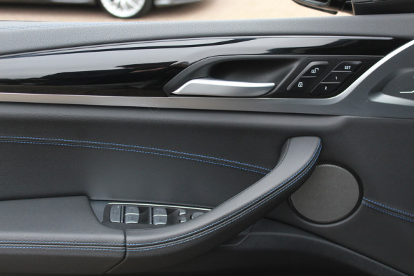 BMW iX3 High Executive 80 kWh / SoH 98.4% / Trekhaak / Panoramadak / 360Camera / Head-up / 20'' / Leder / Harman Kardon / Sfeerverlichting / Dodehoek / DAB / Stuur+Stoelverwarming / ACC