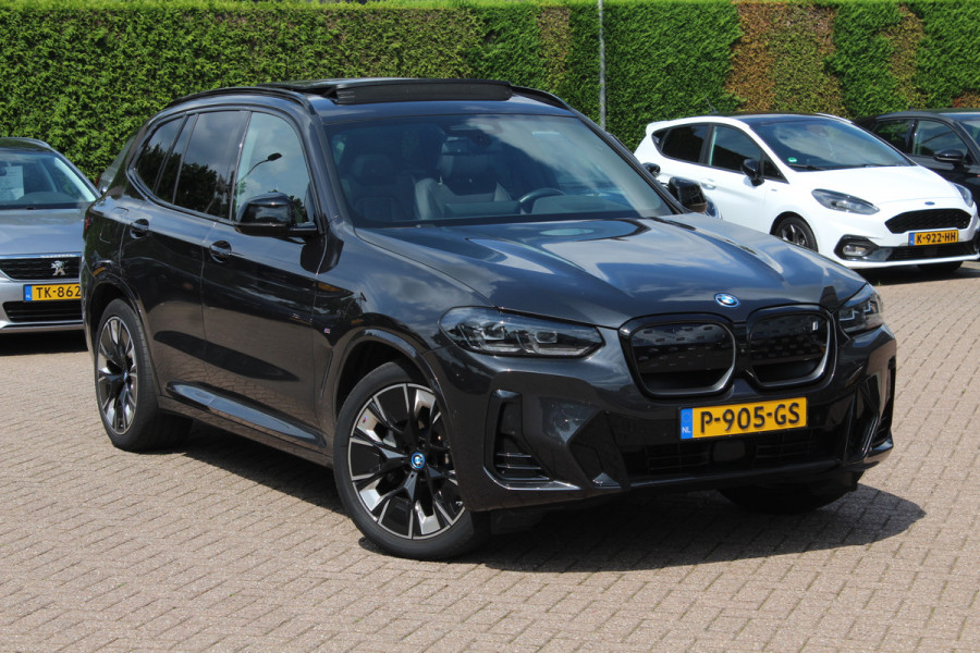 BMW iX3 High Executive 80 kWh / SoH 98.4% / Trekhaak / Panoramadak / 360Camera / Head-up / 20'' / Leder / Harman Kardon / Sfeerverlichting / Dodehoek / DAB / Stuur+Stoelverwarming / ACC