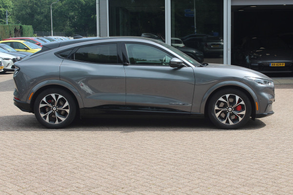 Ford Mustang Mach-E Extended First Edition AWD 98 kWh / SoH 94.9% / Trekhaak / Panoramadak / Camera / Leder / 19'' / B&O / Keyless / DAB / Dodehoek / ACC / Navigatie / Sfeerverlichting / Stoelverwarming