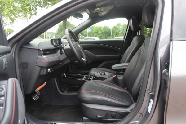 Ford Mustang Mach-E Extended First Edition AWD 98 kWh / SoH 94.9% / Trekhaak / Panoramadak / Camera / Leder / 19'' / B&O / Keyless / DAB / Dodehoek / ACC / Navigatie / Sfeerverlichting / Stoelverwarming