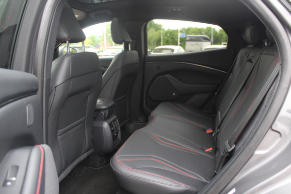 Ford Mustang Mach-E Extended First Edition AWD 98 kWh / SoH 94.9% / Trekhaak / Panoramadak / Camera / Leder / 19'' / B&O / Keyless / DAB / Dodehoek / ACC / Navigatie / Sfeerverlichting / Stoelverwarming