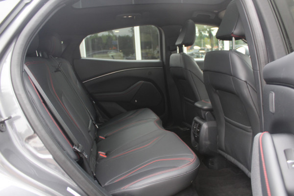 Ford Mustang Mach-E Extended First Edition AWD 98 kWh / SoH 94.9% / Trekhaak / Panoramadak / Camera / Leder / 19'' / B&O / Keyless / DAB / Dodehoek / ACC / Navigatie / Sfeerverlichting / Stoelverwarming