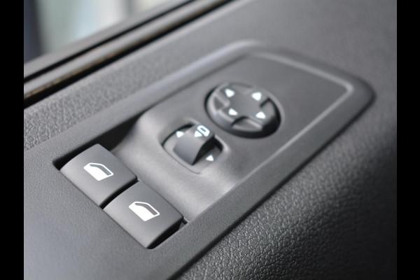 Opel Vivaro Electric L2 75 kWh | 8 jaar garantie | Surround View Pakket | Geïsoleerde comfort scheidingswand met vaste ruit | 3 zitplaatsen