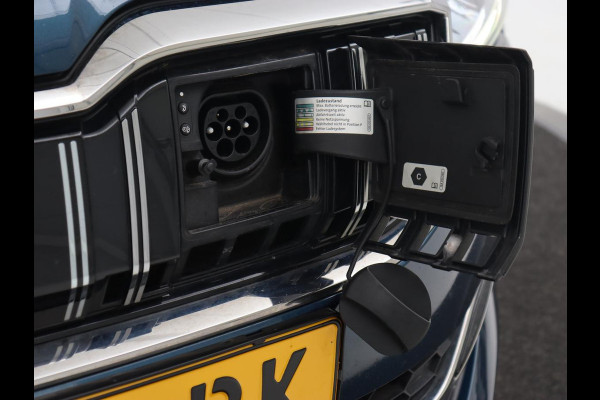 Škoda Superb 1.4 TSI iV Laurin & Klement | Panoramadak | Stoelventilatie | Leder | Camera | Trekhaak | Massage | Adaptive cruise | Virtual Cockpit | Canton Sound | Carplay | 19'' lichtmetalen velgen | PHEV
